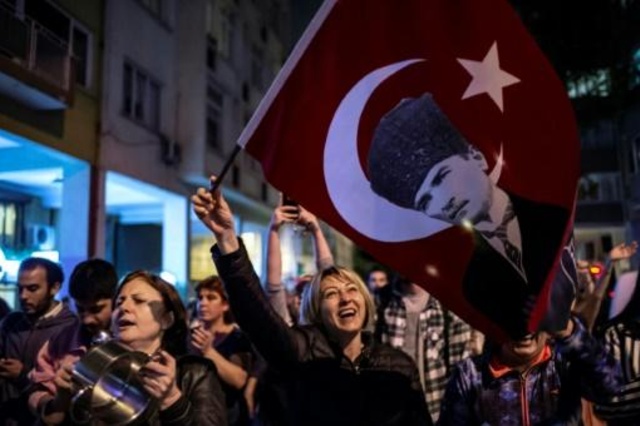 مناصرون لأكرم إمام أوغلو خلال تظاهرة ضد إعادة الانتخابات في اسطنبول في 6 مايو 2019