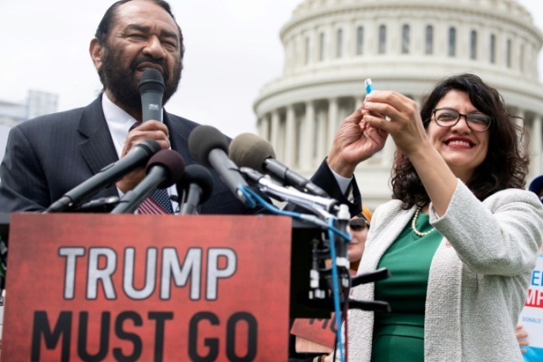 النائبان الديموقراطيان رشيدة طليب وآل غرين أمام الكابيتول مقر الكونغرس في 09 مايو 2019 