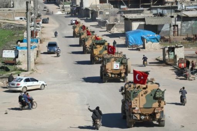 آليات عسكرية تركية تجري دوريات في المنطقة المنزوعة السلاح في محافظة إدلب في شمال شرق سوريا في 8 مارس/آذار 2019
