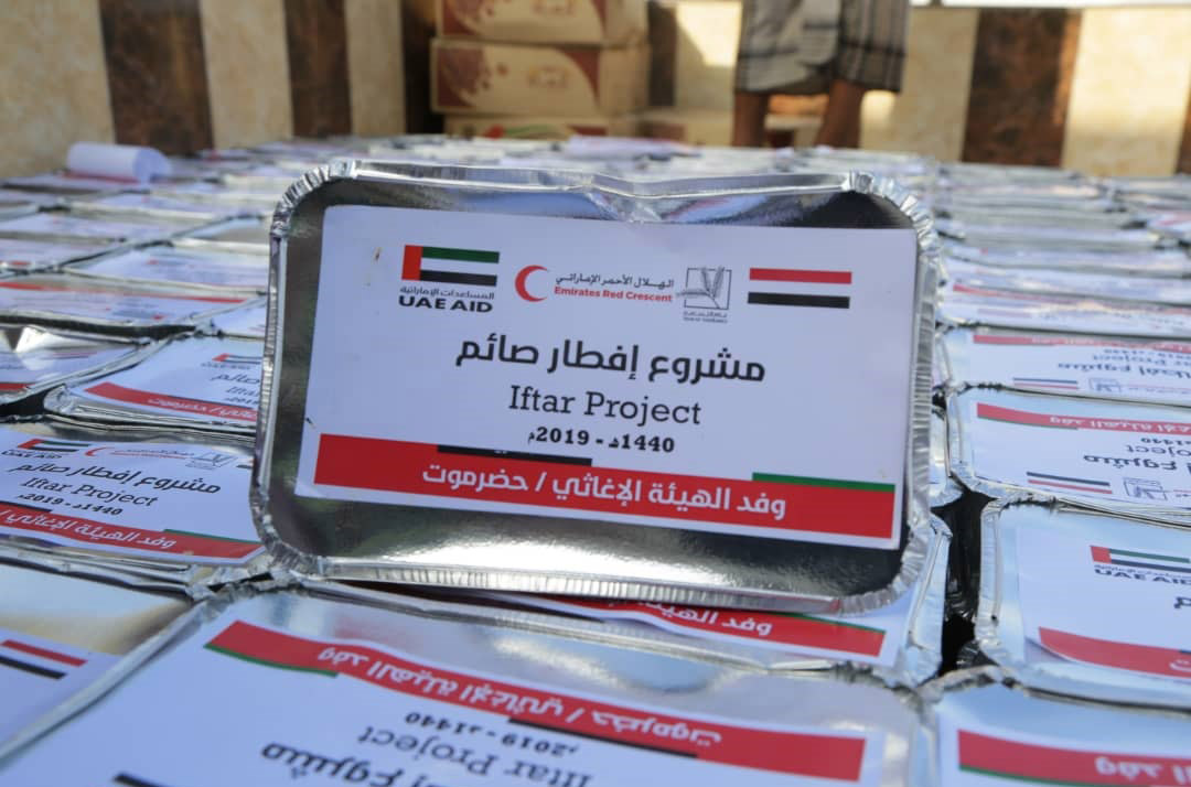 الإمارات تقدم وجبات إفطار ل 20 ألف يمني في حضرموت
