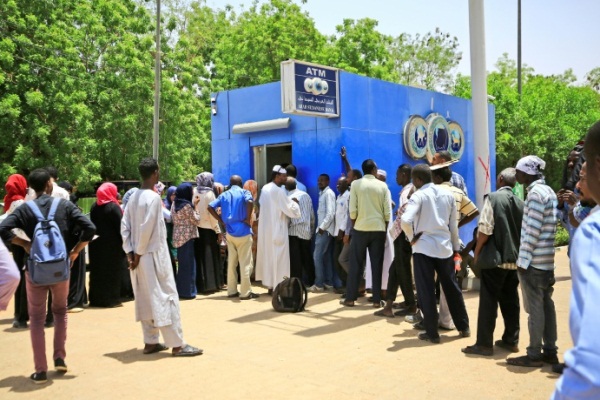 سودانيون ينتظرون بالصف أمام آلة صرف لسحب نقود في 9 مايو 2019