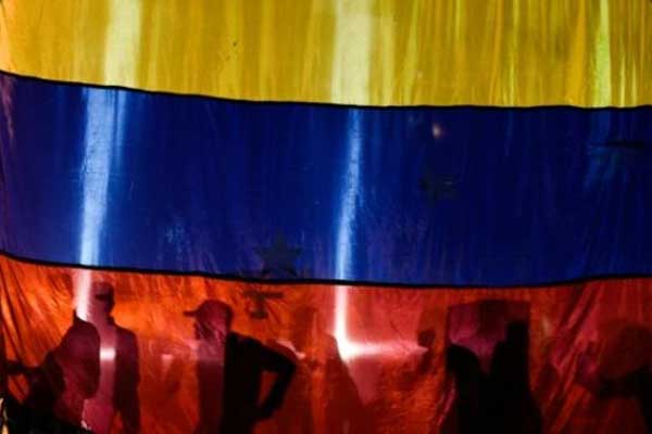 ناشطون من المعارضة خلف العلم الفنزويلي خلال اجتماع مع رئيس البرلمان خوان غوايدو في كراكاس بتاريخ 16 يناير 2019