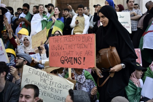 طلاب جزائريون يتظاهرون في 7 مايو 2019 مطالبين برحيل النظام في وسط العاصمة الجزائرية