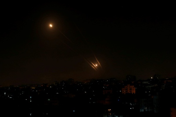 صورة من مدينة غزة في 5 مايو 2019 تظهر صواريخ تطلق من القطاع باتجاه إسرائيل 