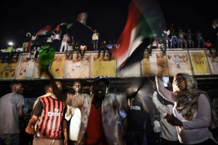 قادة الاحتجاج في السودان يأسفون لوقف التفاوض ويستمرون في الاعتصام