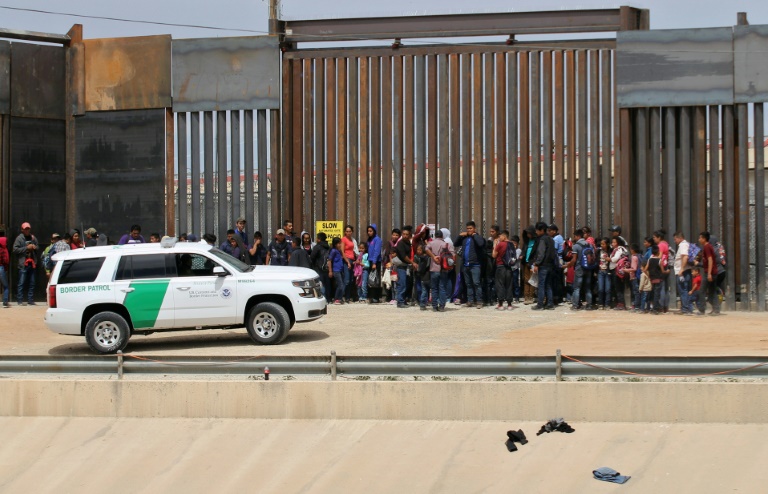 البنتاغون قد يرسل خيامًا لإيواء المهاجرين عند الحدود مع المكسيك