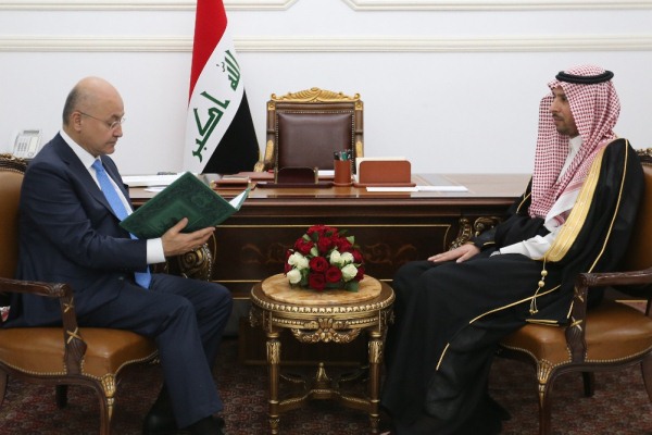 الرئيس صالح متسلما دعوة الملك سلمان للمشاركة في القمة الإسلامية بمكة