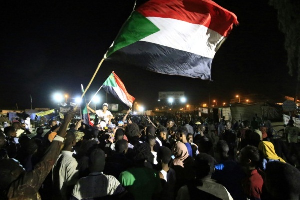 سودانيون يحتفلون ليل 14-15 مايو 2019 بعد الإعلان عن التوصل الى اتفاق على فترة انتقالية في البلاد لمدة ثلاث سنوات