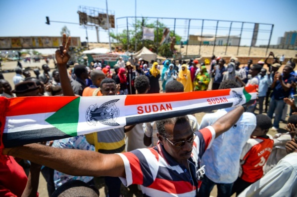 متظاهر سوداني يرفع يافطة أمام مقر الاعتصام في الخرطوم في 14 مايو 2019