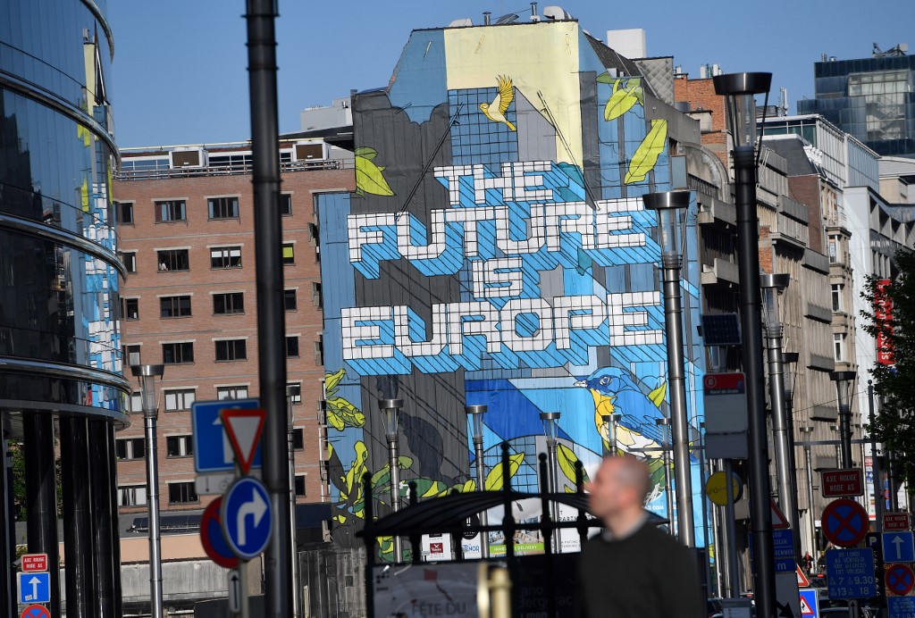 معلقة في بروكسل تدعم الوحدة الأوروبية