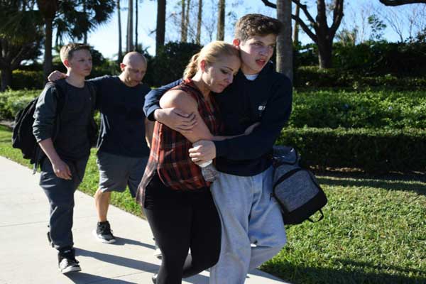 طلاب بعد عملية إطلاق نار في مدرستهم الثانوية في باركلاند في ولاية فلوريدا الأميركية بتاريخ 14 فبراير 2018 (أرشيفية)