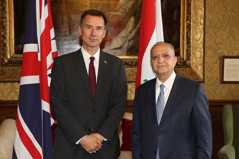 وزير الخارجيّة العراقي محمد علي الحكيم ملتقيا نظيره البريطاني جيريمي هانت