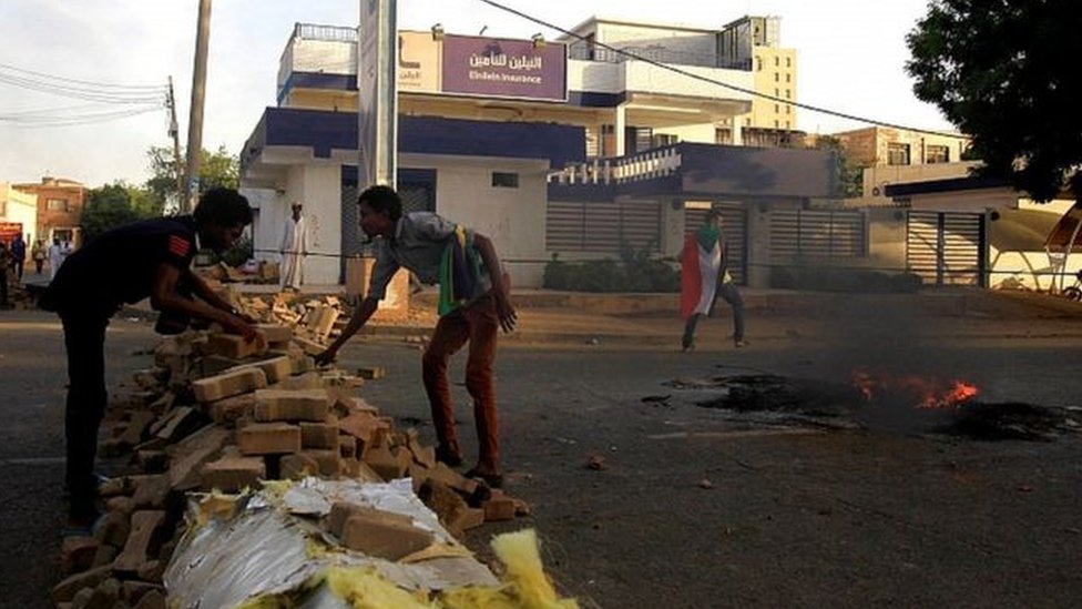 مظاهرات السودان: المجلس العسكري يعلق المفاوضات مع المحتجين لثلاثة أيام
