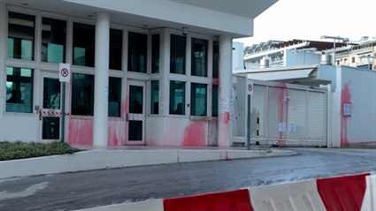استهداف منزل السفير الأميركي في اليونان بالطلاء