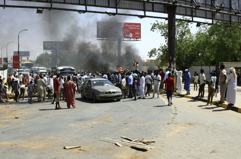متظاهرون سودانيون يقطعون طريقا في الخرطوم في 13 مايو 2019