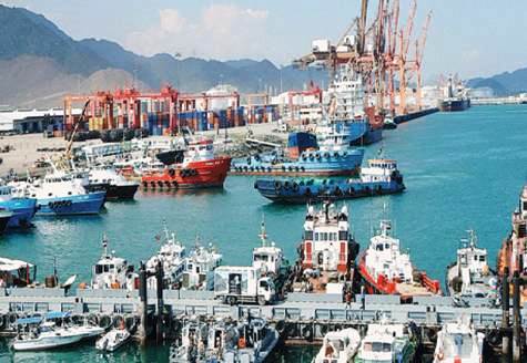 سفن تجارية راسية في ميناء الفجيرة الإماراتي 