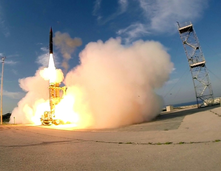 صورة وزعتها وزارة الدفاع الإسرائيلية في 2015 وتصور انطلاق صاروخ حيتس 3 الاعتراضي من مكان لم يتم الكشف عنه جنوب تل أبيب