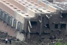 تسعة أشخاص عالقون تحت الأنقاض بعد انهيار مبنى في شنغهاي