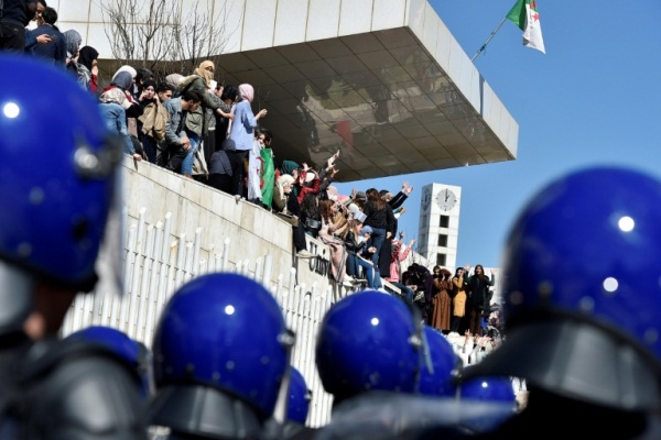 إصابة 24 شرطيا خلال تظاهرة لعاطلين عن العمل في الجزائر
