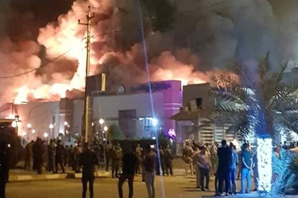 أنصار الصدر المحتجون على الفساد يحرقون أحد مولات النجف