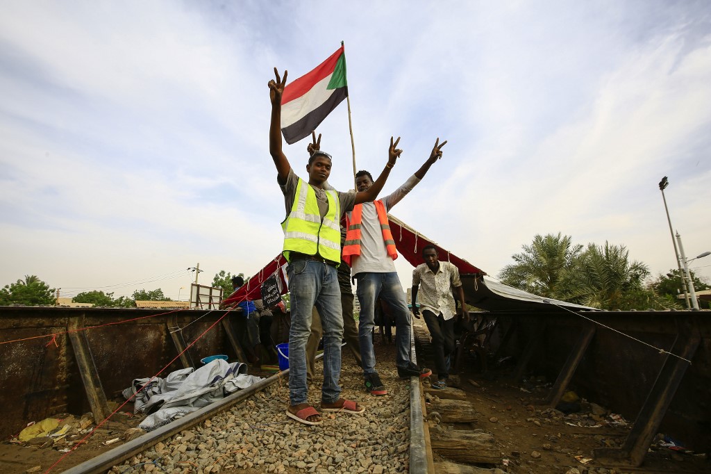 محتجون سودانيون يغلقون خطا لسكك الحديد