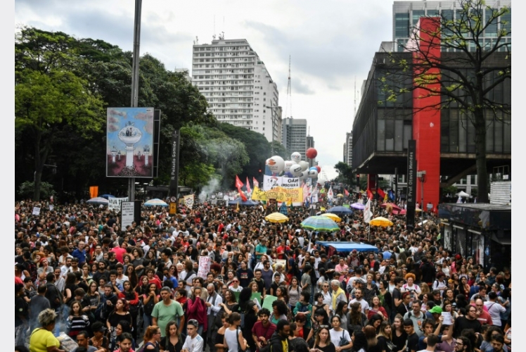 تظاهرات حاشدة في البرازيل دفاعا عن الجامعات المهددة باقتطاعات مالية