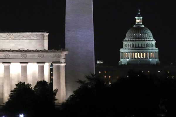 مبنى الكابيتول وإلى يساره نصب واشنطن (المسلّة) ونصب لنكولن التذكاريان في واشنطن في 9 فبراير 2018