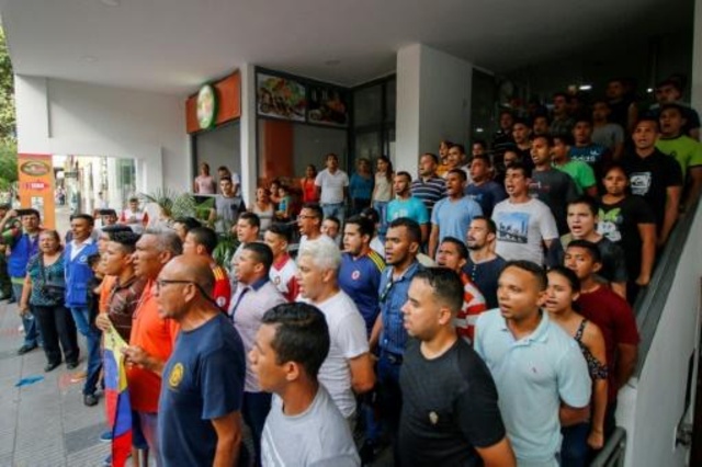 طرد منشقين عن الشرطة والجيش الفنزويليين من فندق في كولومبيا