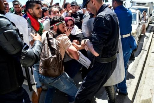 صدامات بين طلاب جزائريين وقوات الامن خلال تظاهرة في العاصمة في 14 ايار/مايو 2019