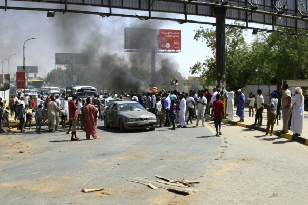 متظاهرون سودانيون يقطعون طريقا في الخرطوم في 13 مايو 2019
