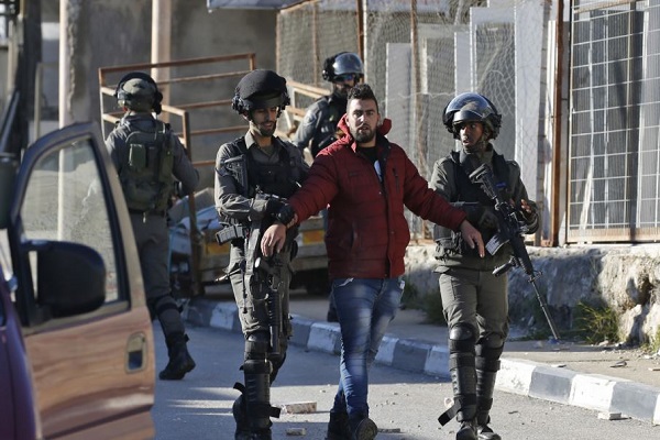 إسرائيل تعتقل فلسطينيين في الضفة الغربية