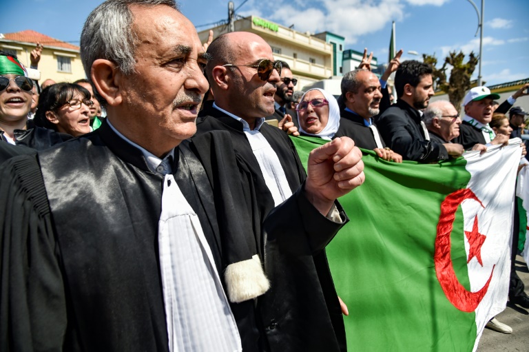 محامون وقضاة جزائريون يتظاهرون أمام مقر وزارة العدل في الجزائر العاصمة في 13 أبريل 2019