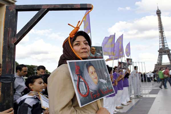 إيرانية في باريس تجسد إعدام النساء في بلدها