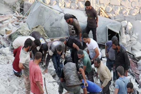 محاولة إنقاذ مدنيين في إدلب إثر غارة