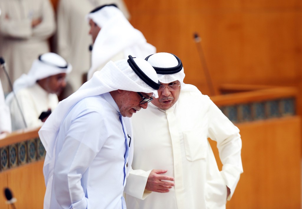 وزير الداخلية الكويتي مع النائب صلاح خورشيد في مجلس الأمة يوم الثلاثاء 