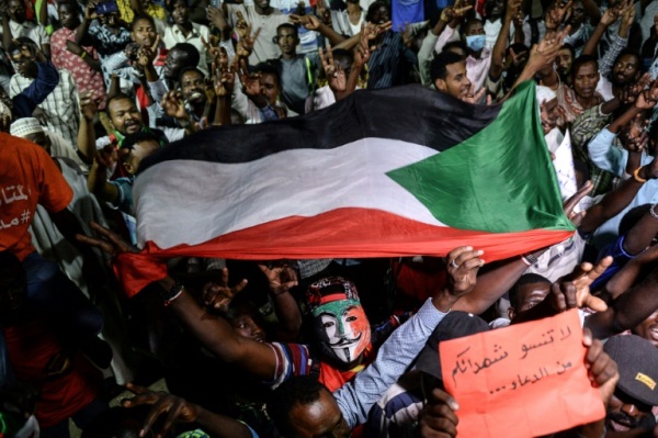 سودانيون أثناء الاعتصام أمام مقر قيادة الجيش في الخرطوم مساء الاحد في 19 مايو 2019