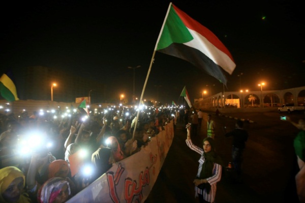 متظاهرون سودانيون امام مقر القيادة العامة للجيش في الخرطوم بتاريخ 17 مايو 2019