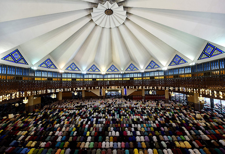 تلاوة جماعية في ماليزيا احتفالا بنزول القرآن