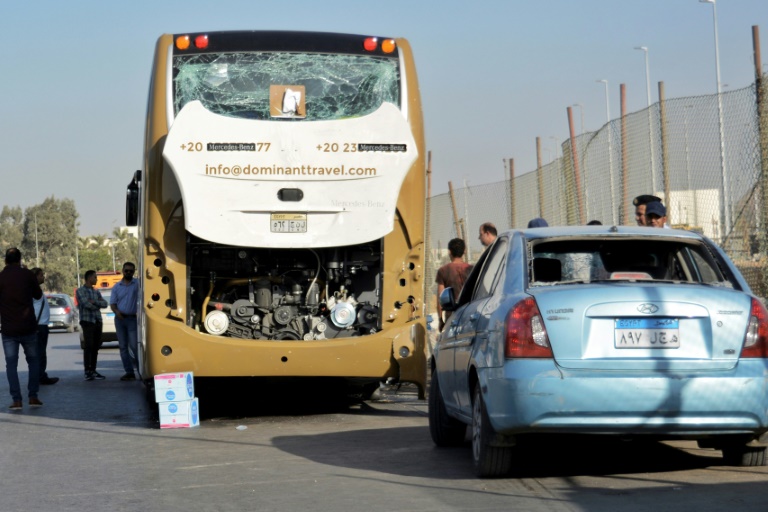 سيارات وحافلة متضررة نتيجة تفجير وقع بالقرب من أهرامات الجيزة في 19 مايو 2019