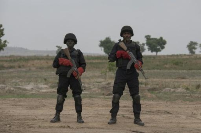 عنصران من وحدة القوات النيجيرية الخاصة في عرض عسكري خلال قمة القوات البرية الافريقية في غواغوالادا في 17 نيسان/ابريل 2018