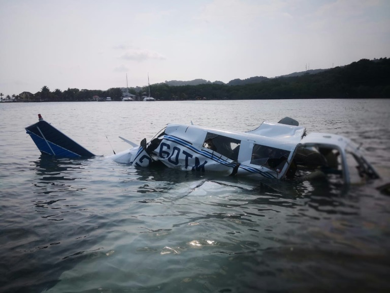 صورة وزعها جهاز الإطفاء في هندوراس تظهر موقع تحطم طائرة صغيرة في البحر قبالة جزيرة رواتان بتاريخ 18 مايو 2019
