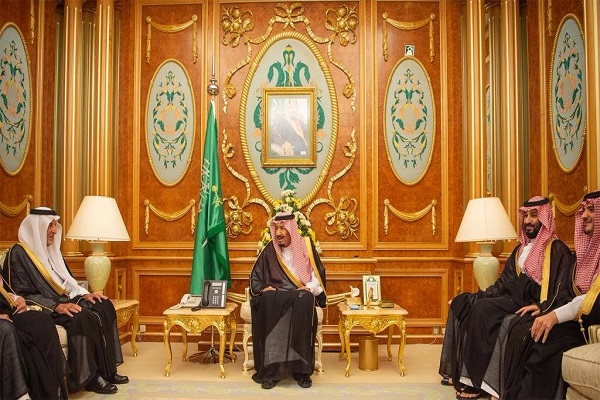 الملك سلمان بن عبد العزيز خلال استقباله أمراء المناطق