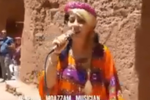 التحقيق مع مغنية إيرانية غنّت أمام السياح وهي ترتدي زيا تقليديا