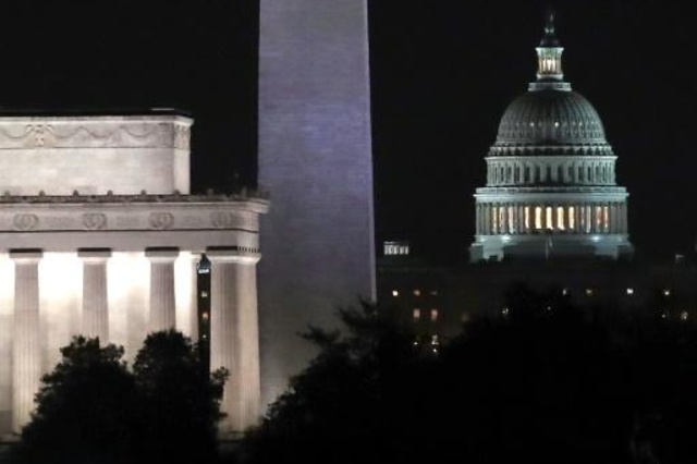 مبنى الكابيتول وإلى يساره نصب واشنطن (المسلّة)ونصب لنكولن التذكاريين في واشنطن في 9 شباط/فبراير 2018.