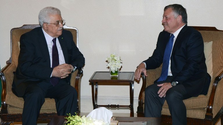 العاهل الأردني يلتقي الرئيس الفلسطيني ويحض على تكثيف الجهود لتحقيق السلام