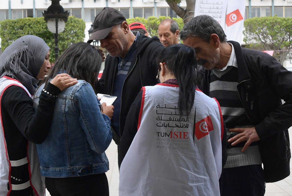 أعضاء هيئة الانتخابات في تونس يكابدون لاقناع المواطنين بتسجيل اسمائهم