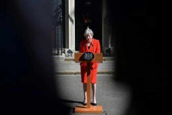 رئيسة الوزراء البريطانية تيريزا ماي لدى إعلانها استقالتها أمام مقر الحكومة في وسط لندن الجمعة 24 مايو 2019