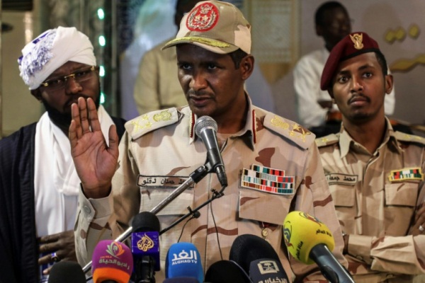نائب رئيس المجلس العسكري الانتقالي في السودان محمد حمدان دقلو في مؤتمر صحافي في الخرطوم في 18 مايو 2019