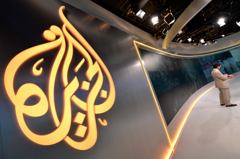 شعار قناة الجزيرة في أحد استديوهاتها في نيويورك في 16 آب/أغسطس 2013