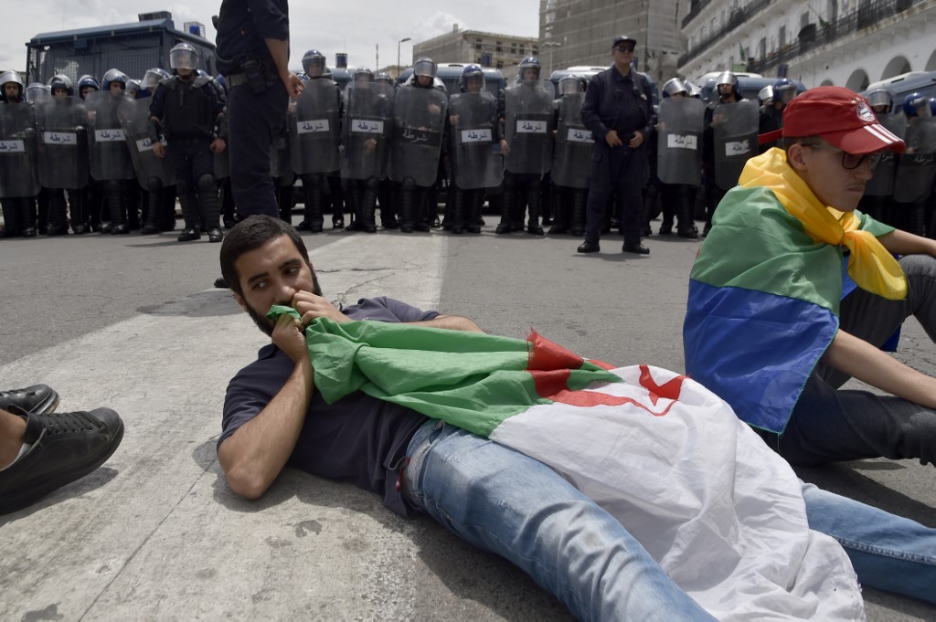 الطلاب الجزائريون يتظاهرون ضد 